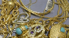 نساء‭ ‬يتسللن‭ ‬لقاعات‭ ‬الحفلات‭ ‬لسرقة‭ ‬المجوهرات