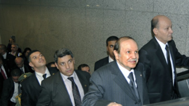 عمّال الشركة الفرنسية المكلفة بإنجاز ميترو الجزائر يحتجون يوم تدشينه