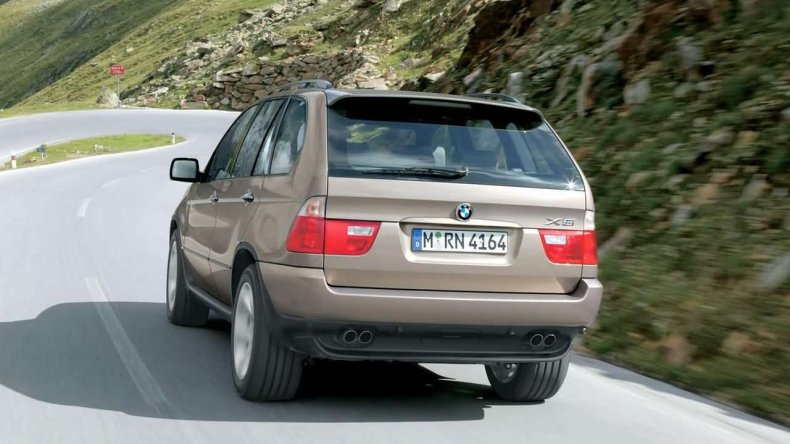 مطلوب لدى “الأنتربول” يهرّب 84 سيارة فارهة مسروقة من أوروبا