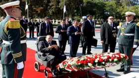 بوتفليقة يترحم على أرواح الشهداء بمقبرة العالية
