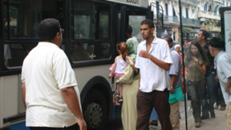 آلام الظهر المزمنة تهدد السائقين وركاب النقل العمومي بسبب أزمة المرور!