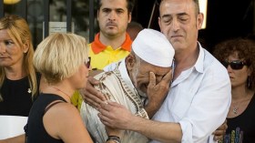 إمام يبكي طفلاً قتل في اعتداء برشلونة وأبواه يواسيانه