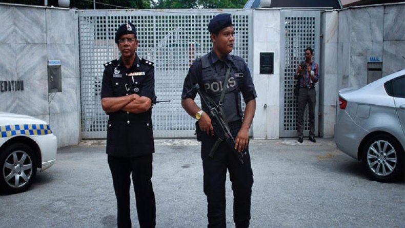 ماليزيا تعتقل متشددا مشتبها به وبحيازته أسلحة