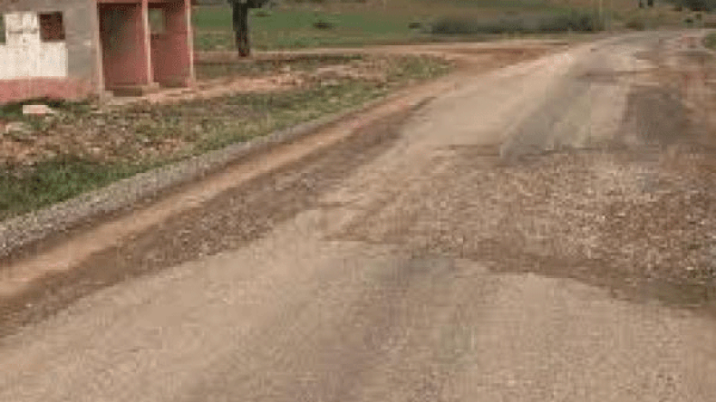 سكان قرية ثوريرث عدني يغلقون مقر دائرة مقلع