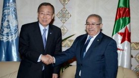 بان كي مون بالجزائر لتسوية النزاع القائم بين المغرب والبوليزاريو