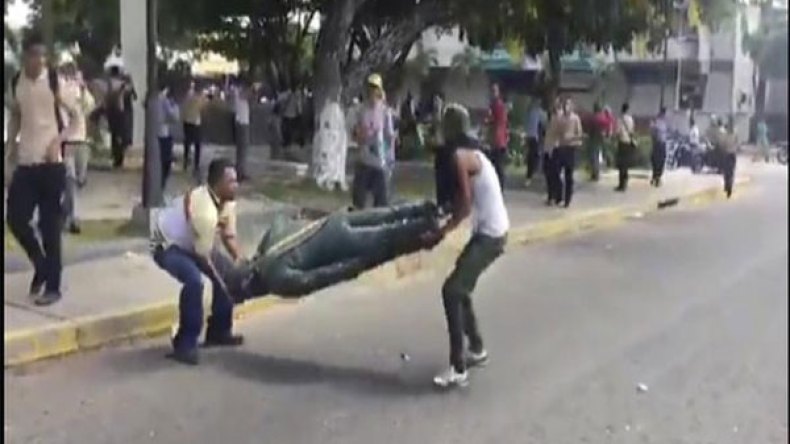 تحطيم تمثال تشافيز ومسيرة نساء ضد “القمع الوحشي”