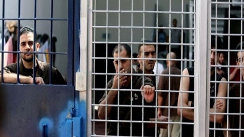 إسرائيل تمنع التواصل مع الأسرى المضربين عن الطعام