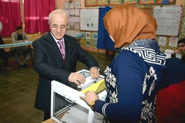 Mourad Medelci vote à Alger