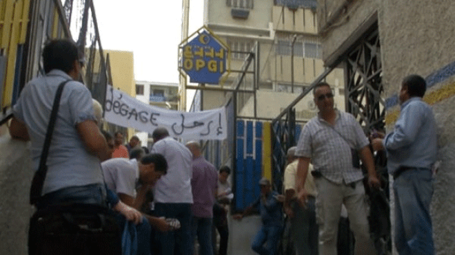 أصحاب مشروع 100 مسكن تساهمي في ذراع بن خدة يحتجون