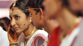 بلدة تمنع العازبات من استخدام الهواتف النقالة