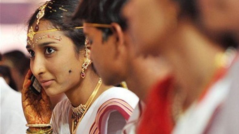 بلدة تمنع العازبات من استخدام الهواتف النقالة