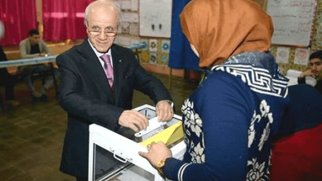 رئيس المجلس الدستوري يؤدي واجبه الإنتخابي