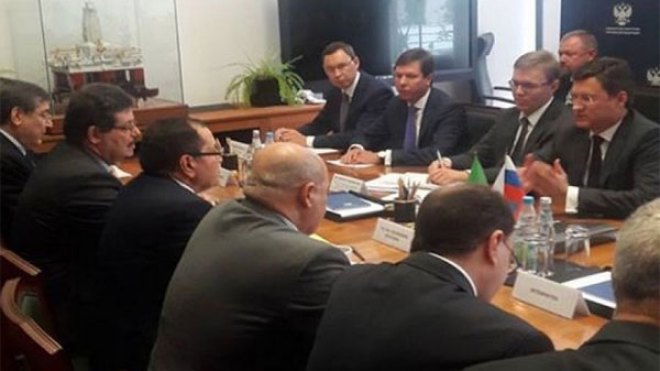 مشاورات جزائرية-روسية حول استقرار سوق النفط