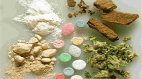 الإطاحة بـ 3 أشخاص يروجون للمخدرات والأقراص المهلوسة بالرويبة