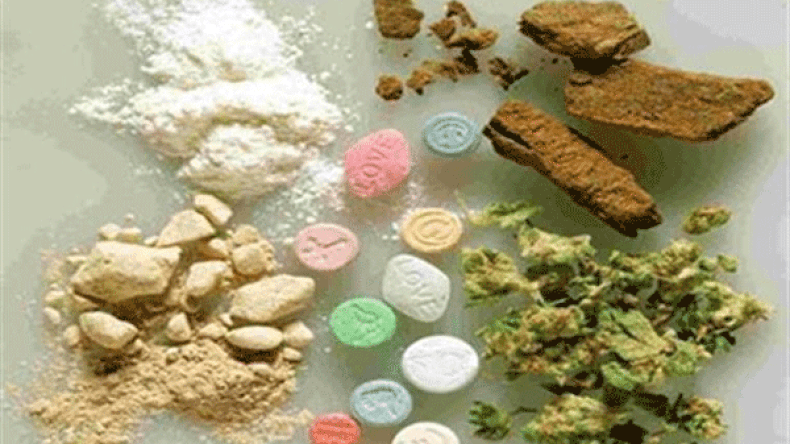 الإطاحة بـ 3 أشخاص يروجون للمخدرات والأقراص المهلوسة بالرويبة