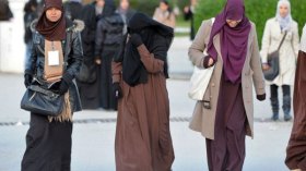 فرنسا: وزيرة حقوق المرأة تنتقد بشدة شركات الموضة المنتجة للملابس الإسلامية