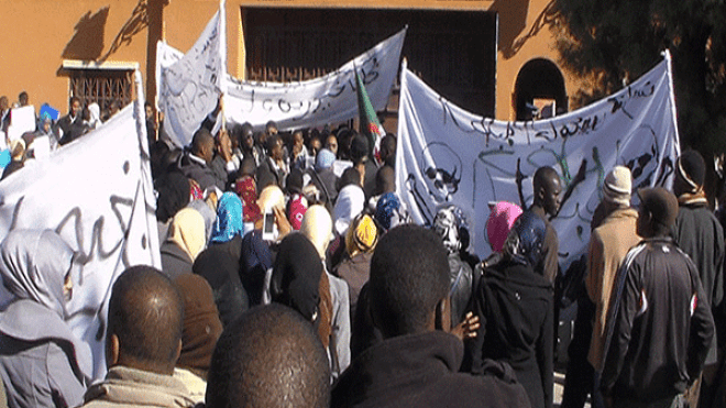 الطلبة الجامعيون بإيليزي يطالبون بتذاكر للسفر بالطائرة