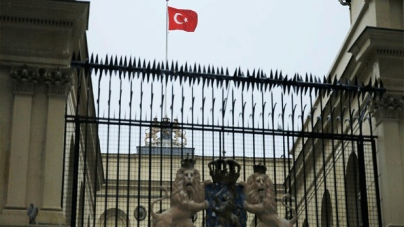 متظاهرون أتراك ينزعون علم هولندا من قنصليتها بإسطنبول
