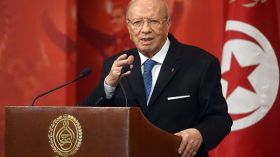 مشاورات في تونس لاختيار رئيس حكومة وحدة وطنية