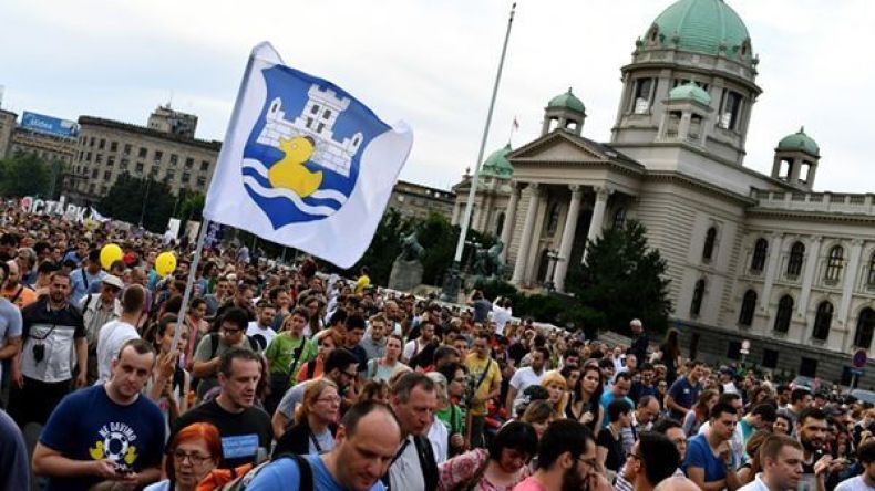 آلاف الصرب يتظاهرون في بلغراد رفضاً لمشروع عقاري إماراتي