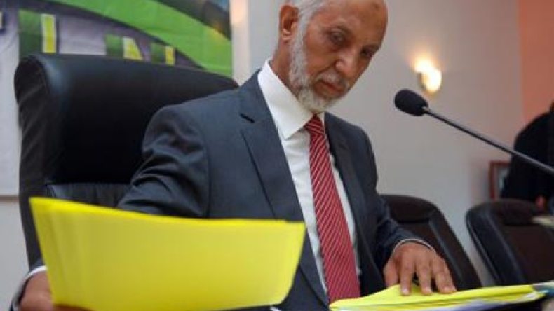 الأفلان يدخل الحملة بثلاثة رؤوس