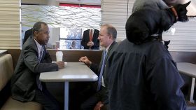 مرشح رئاسي أمريكي يصف اللاجئين المسلمين بـ”الكلاب المسعورة”