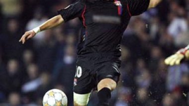 Benzema sends Lyon through in French Cup