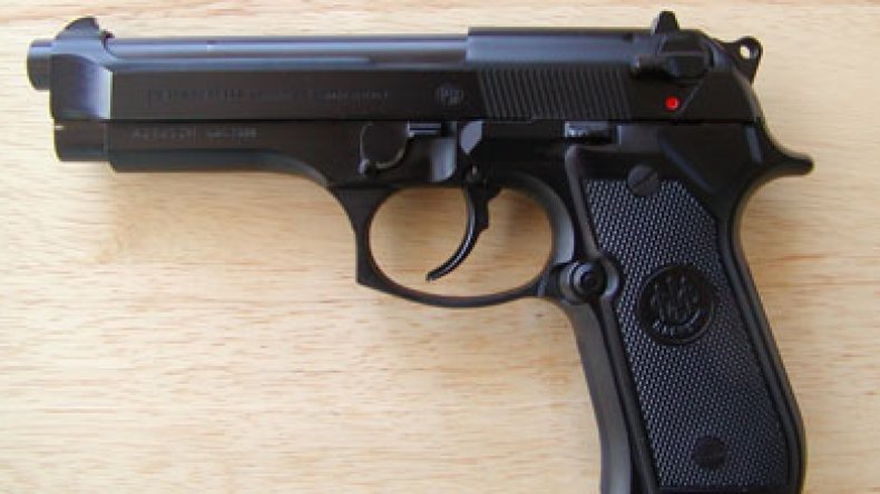 شرطية بعنابة تطارد زوجها وتطلق النار على شخصين من عائلته