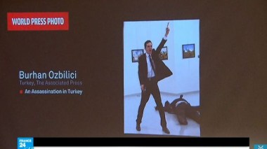 جائزة “وورلد بريس فوتو” لصورة قتل السفير الروسي بأنقرة