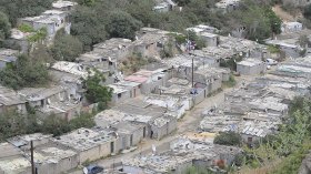 شبح الإقصاء من الترحيل يدفع قاطني القصدير نحو مكاتب الاقتراع