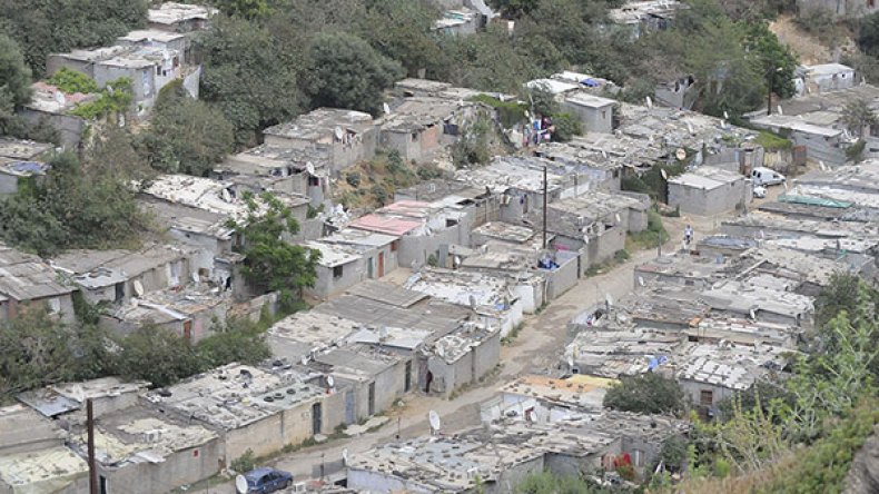 شبح الإقصاء من الترحيل يدفع قاطني القصدير نحو مكاتب الاقتراع