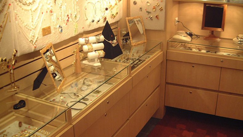 وزارة المالية “تخنق” مستوردي الذهب والفضة