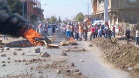 مسيرة حاشدة وإضراب عام للتجار والناقلين للمطالبة برأس رئيس دائرة المنصورة