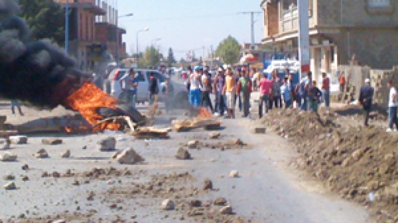 مسيرة حاشدة وإضراب عام للتجار والناقلين للمطالبة برأس رئيس دائرة المنصورة