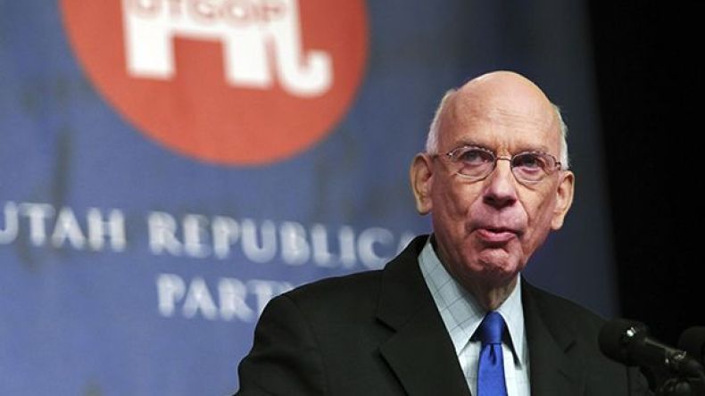 على فراش الموت.. سيناتور جمهوري سابق يعتذر للمسلمين