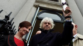 مطرب أيرلندي يعيد جائزة بسبب زعيمة ميانمار