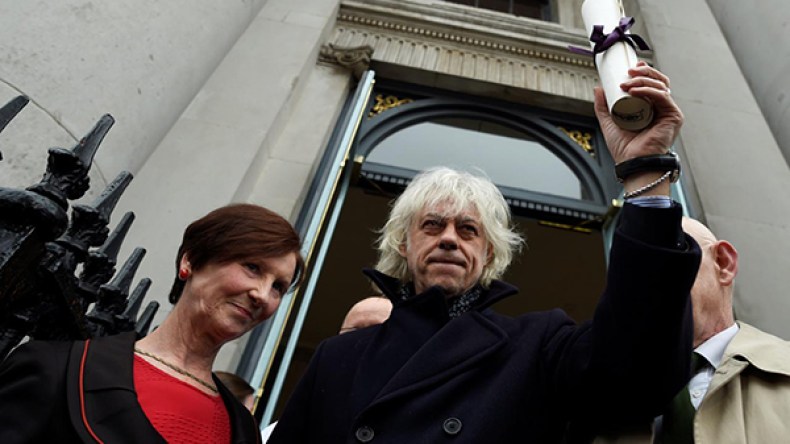 مطرب أيرلندي يعيد جائزة بسبب زعيمة ميانمار