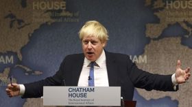 جونسون: السعودية وإيران تشعلان حروباً بالوكالة في المنطقة