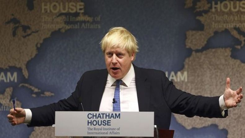 جونسون: السعودية وإيران تشعلان حروباً بالوكالة في المنطقة