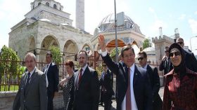 داود أوغلو يفتتح مسجداً عثمانياً هدمه الصرب في البوسنة