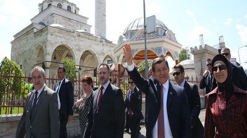 داود أوغلو يفتتح مسجداً عثمانياً هدمه الصرب في البوسنة