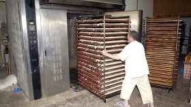 الحكومة تشرع في مقاضاة أصحاب المخابز