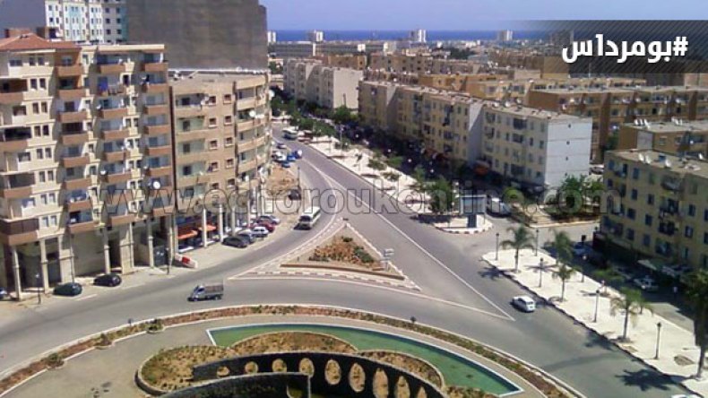 سكان حي بومعراف بقورصو يقطعون الطريق