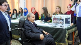 بوتفليقة في ظهور نادر مع أفراد عائلته بمكتب الإنتخاب