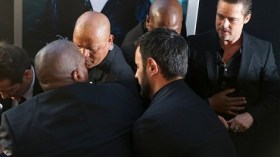 لكمة في وجه براد بيت خلال افتتاح فيلم أنجلينا جولي