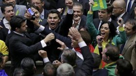 البرازيل: مجلس النواب يفتح الباب أمام عزل الرئيسة روسيف