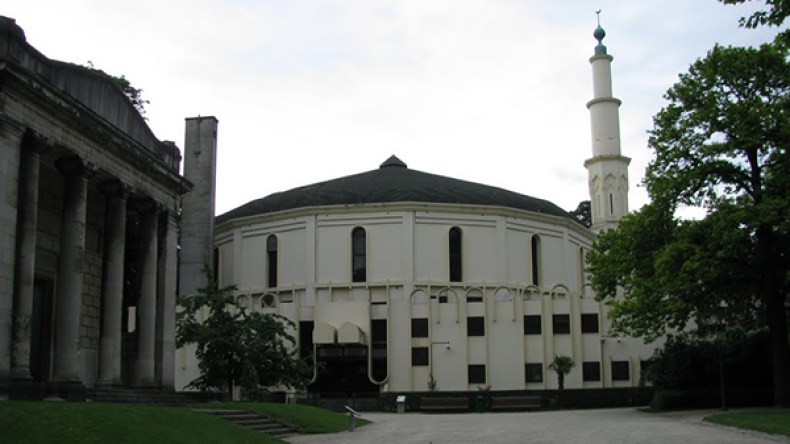 بلجيكا تسحب تصريح إقامة إمام مسجد بروكسل الكبير