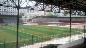 ملعب “20 أوت” ببساط اصطناعي جديد