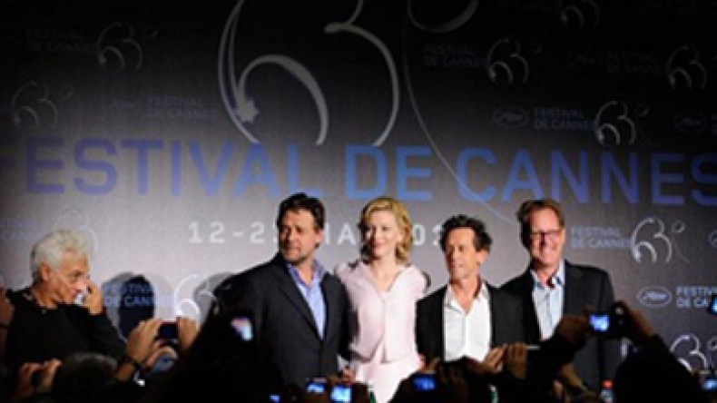 “كان” يقف عند “وقائع سنين الجمر” و يعرض استلام حمينة للسعفة الذهبية