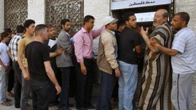 السلطة تصرف رواتب موظفيها بغزة وتمنع زملاءهم